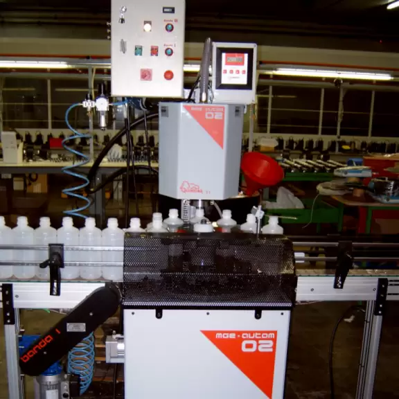 Lubricant bottling machine