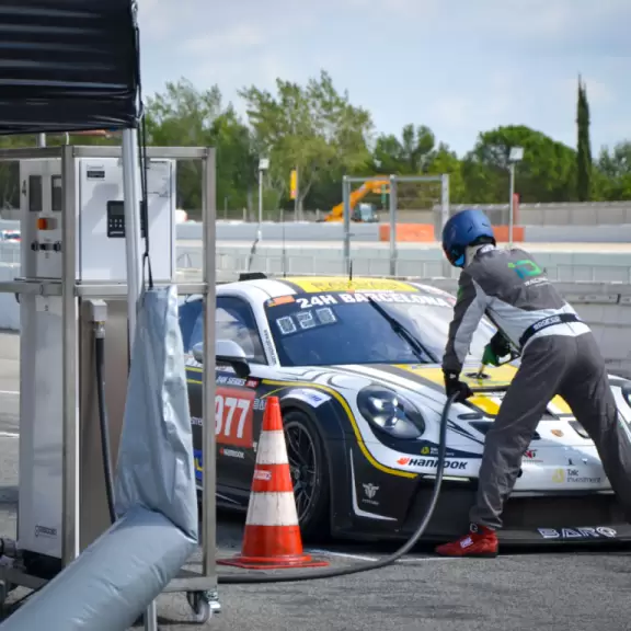 Dispensers for GT and TC formula cars in 24-hour races