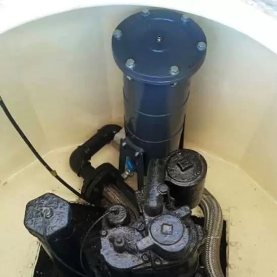 Filter mounted in a manhole container